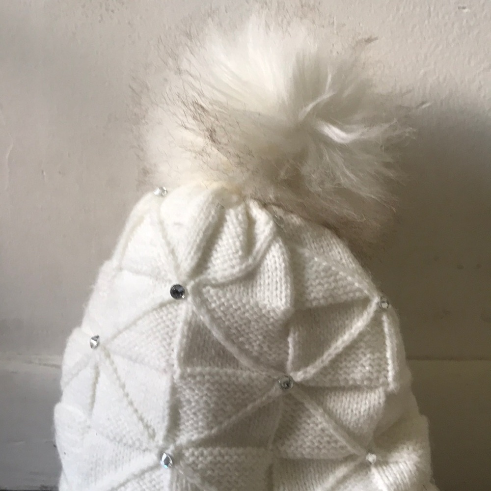 Pompon beanie with bling